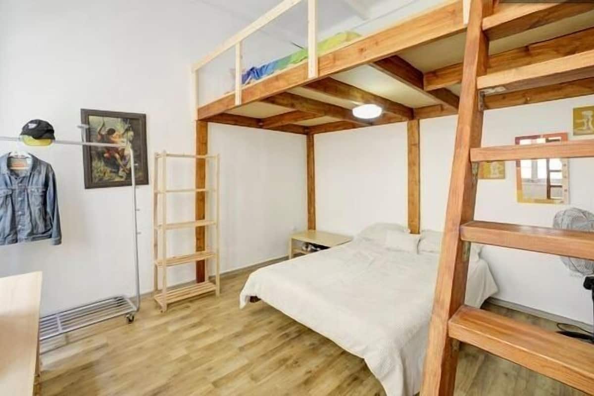 Apartment, 2 Schlafzimmer (Hakovshim 22) | Zimmersafe, Schreibtisch, Verdunkelungsvorhänge, Bügeleisen/Bügelbrett