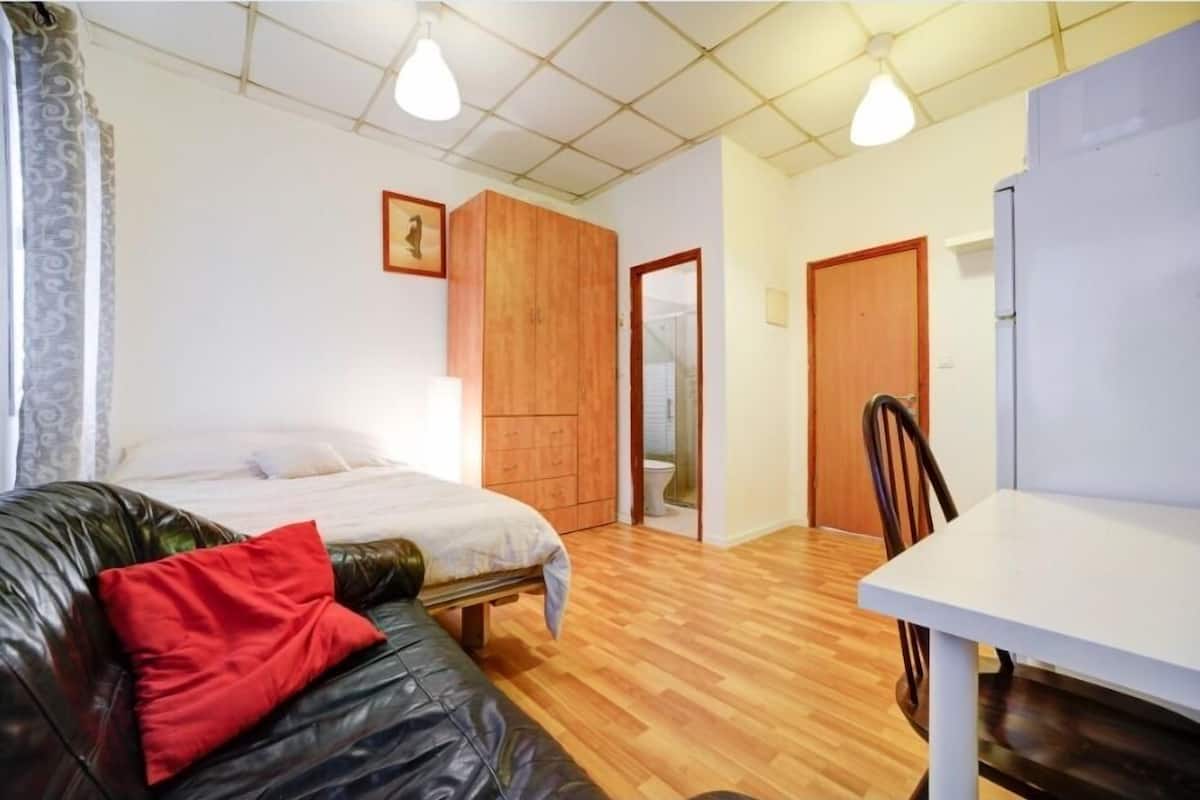 Studio (Hakovshim 22 Apt. 9) | Zimmersafe, Schreibtisch, Verdunkelungsvorhänge, Bügeleisen/Bügelbrett