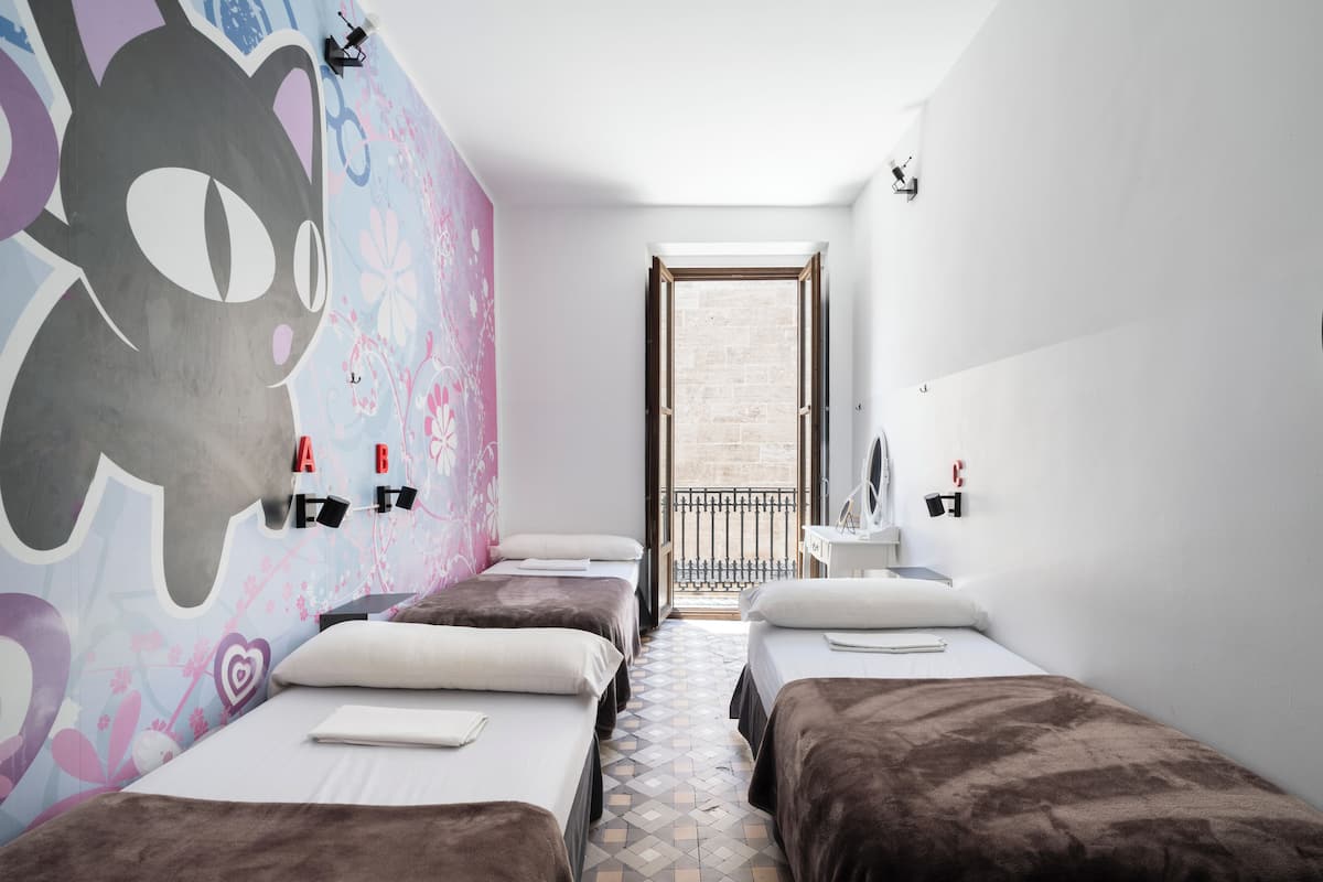Dormitorio compartido, solo para mujeres, baño compartido (1 bed in 3 Bed Dorm) | Wifi gratis y ropa de cama
