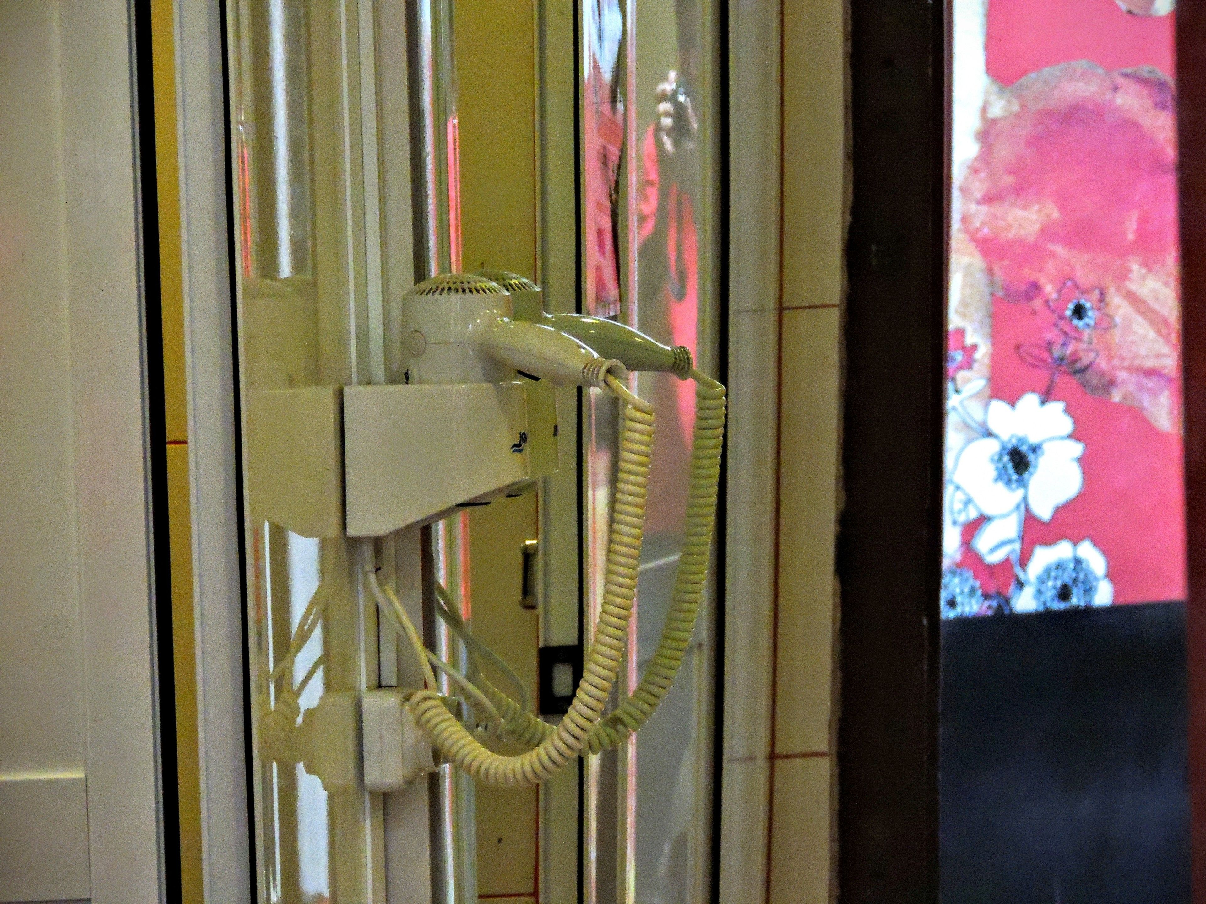 Un teléfono público con el auricular conectado.