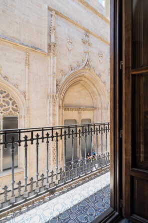 A view from a balcony with ornate stonework and a patterned floor. - Home Youth Hostel (Valencia)