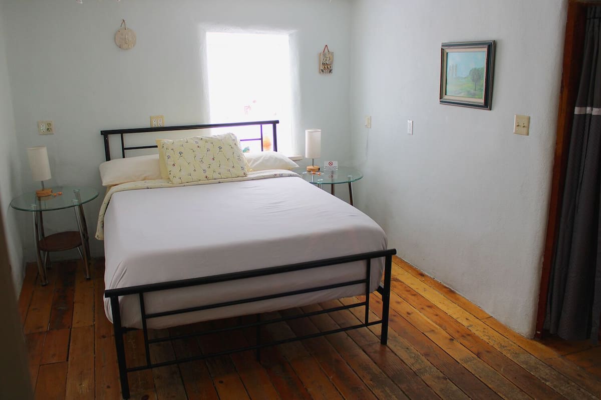 Sunset Suite, 1 Bedroom, Clawfoot Bathtub, Annex Building  | Sábanas de algodón egipcio y cortinas opacas