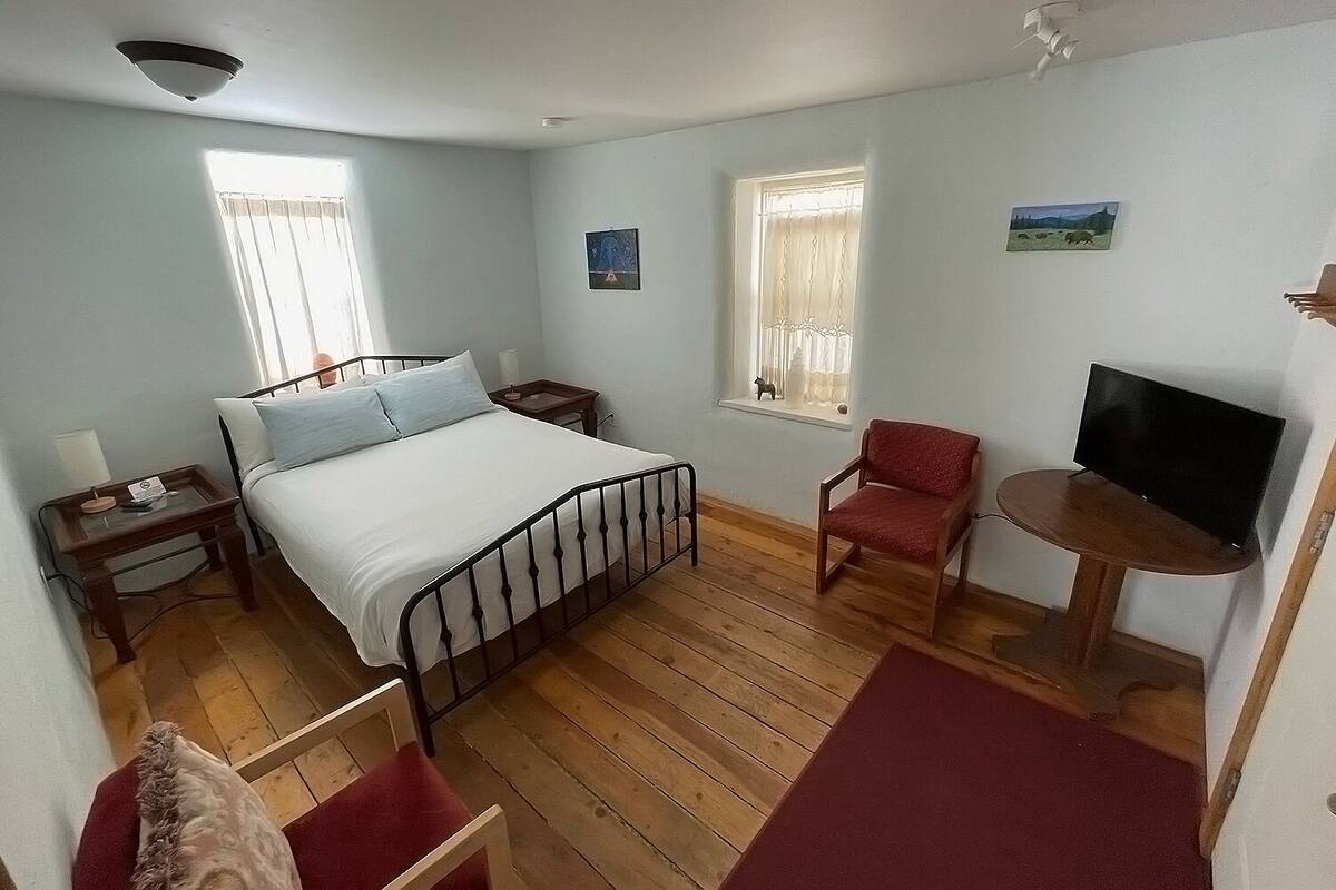 Sunrise Suite, 1 Bedroom, Soaking Bathtub, Annex Building | Sábanas de algodón egipcio y cortinas opacas