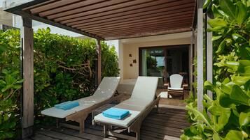Junior Suite Garden Premium Ocean Front | Terraza o patio