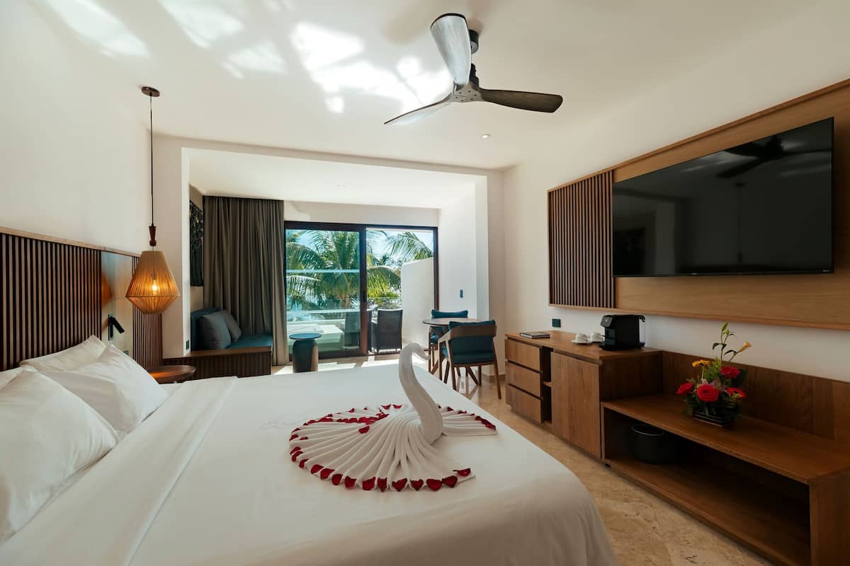 Minibar con artículos gratuitos y caja de seguridad en la habitación