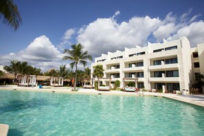 4 outdoor pools, pool umbrellas, pool loungers - Akumal Bay Beach & Spa Resort (Akumal)