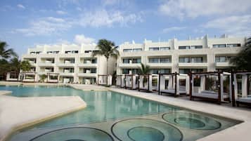 4 outdoor pools, pool umbrellas, sun loungers