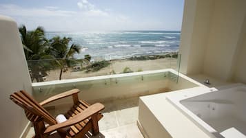 Junior Suite Ocean Front | Artículos del minibar gratis y caja de seguridad en la habitación