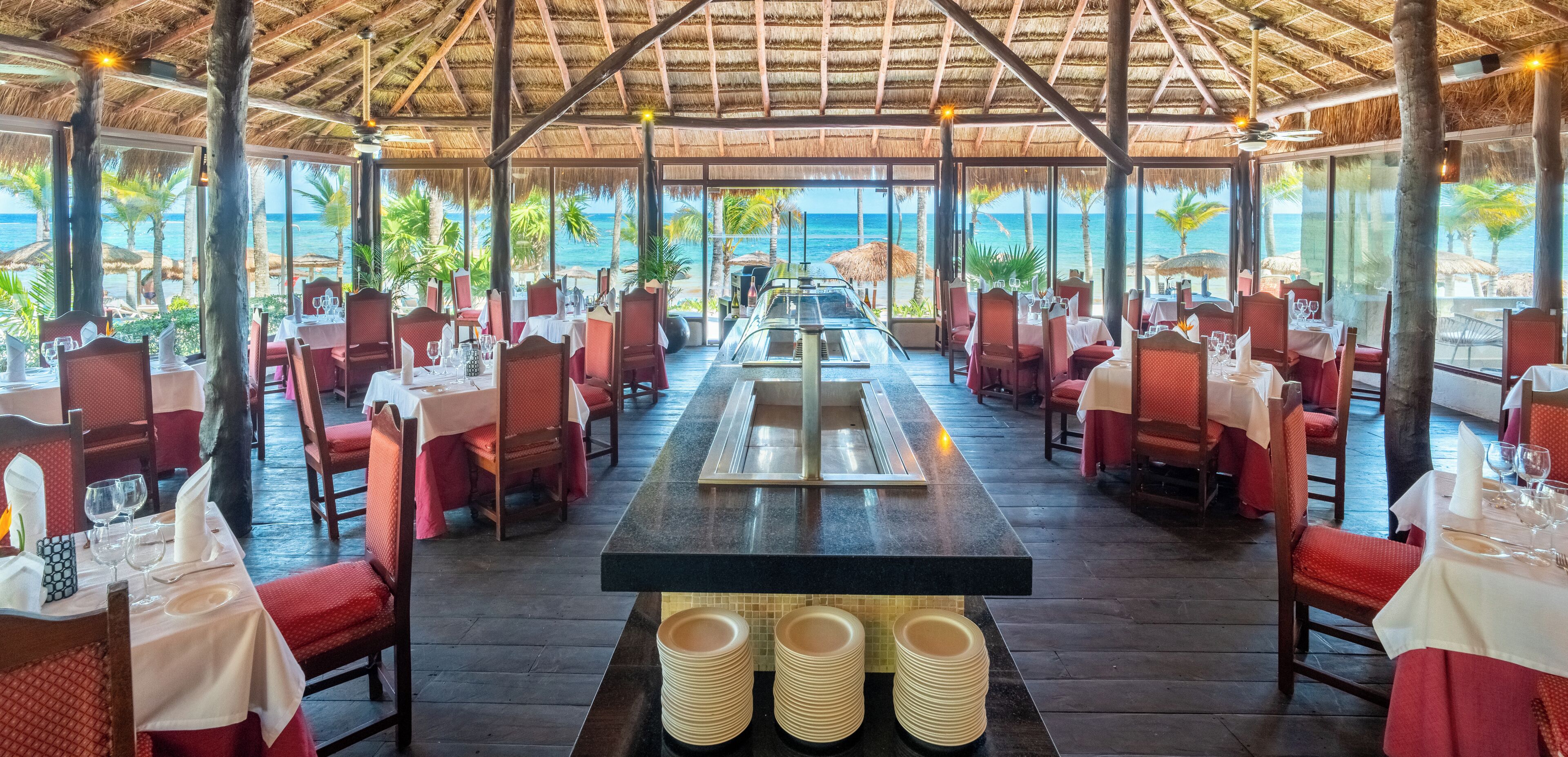 4 restaurants; ze serveren er lunch en diner 