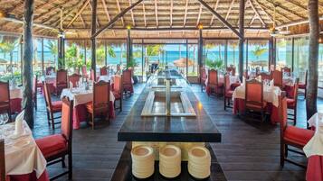 4 restaurants; ze serveren er lunch en diner