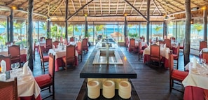 4 間餐廳；供應午餐和晚餐