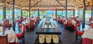 4 restaurantes; se sirve almuerzo y cena