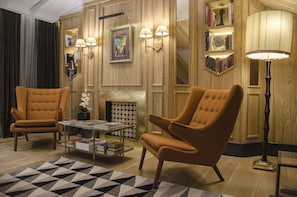 Design Suite, 1 Bedroom | Living area