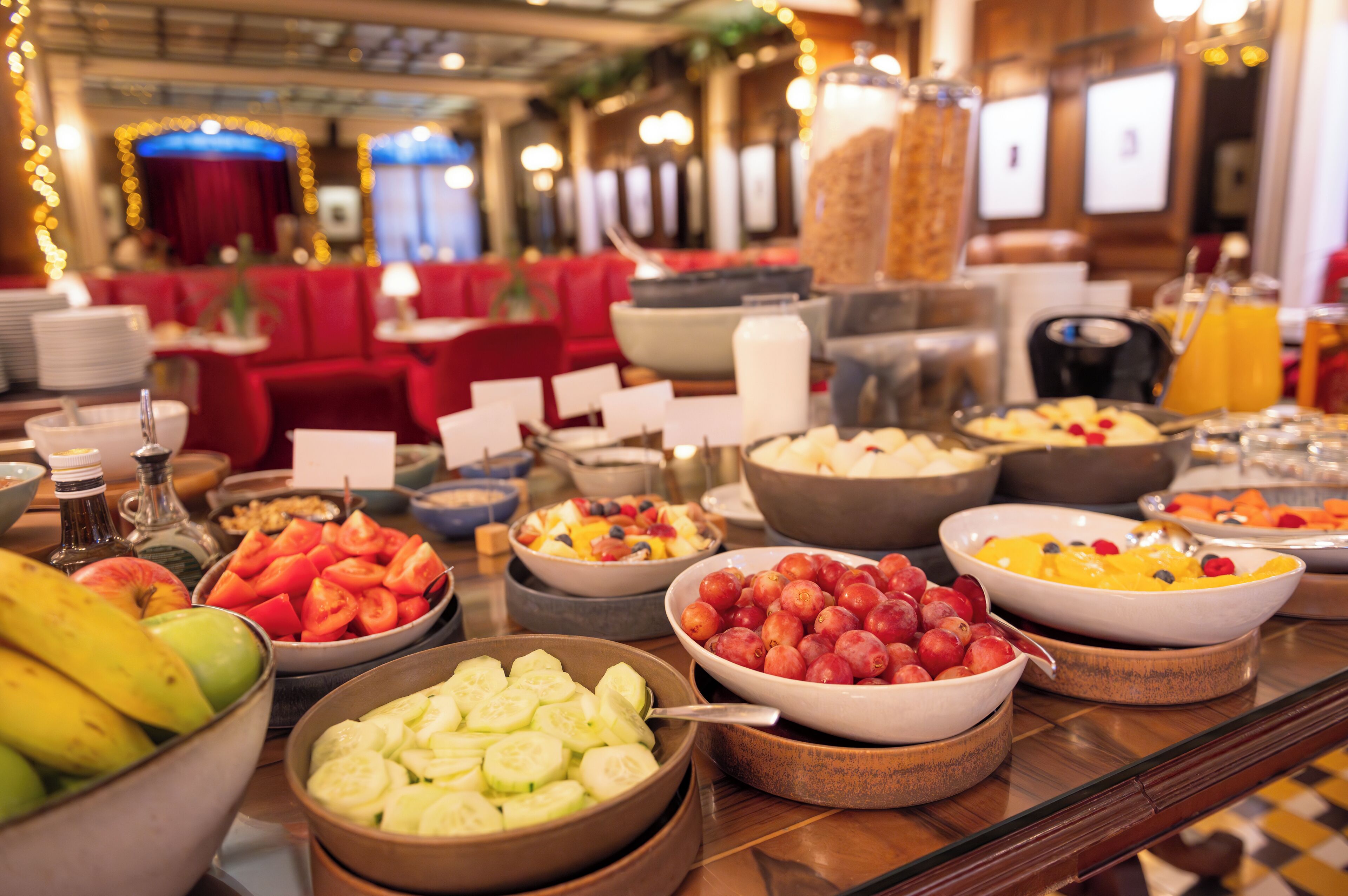 Un buffet con diverse varietà di frutta e verdura.