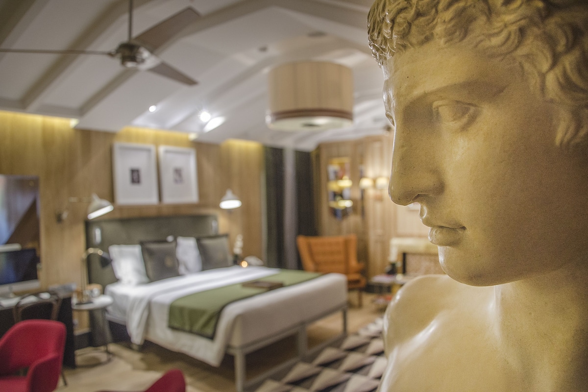 Design Suite, 1 Bedroom | 1 bedroom, minibar, in-room safe, individually decorated