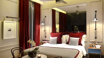 Una habitación de hotel con cama, mesita de noche, lámpara y teléfono.