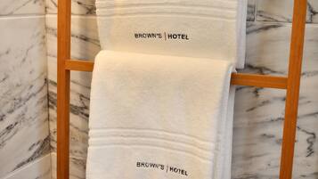 Un portasciugamani con asciugamani etichettati 'BROWN'S HOTEL'.