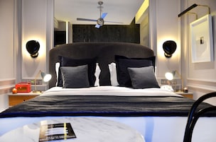 Small Room With Street View | Μίνι μπαρ, χρηματοκιβώτιο στο δωμάτιο, γραφείο, κουρτίνες συσκότισης 