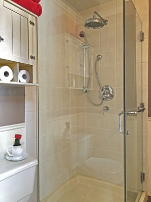 Habitación, 1 cama de matrimonio | Ducha del cuarto de baño