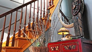 Una escalera de madera con un espejo y adornos.