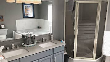 Phòng Suite, bồn tắm thủy lực | Phòng tắm | Vòi sen/bồn tắm kết hợp, máy sấy tóc, áo choàng tắm
