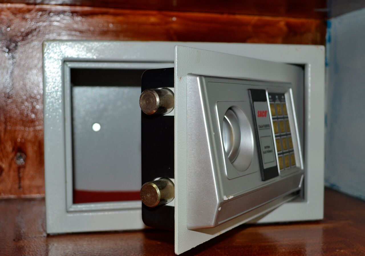 single room, garden view | safe