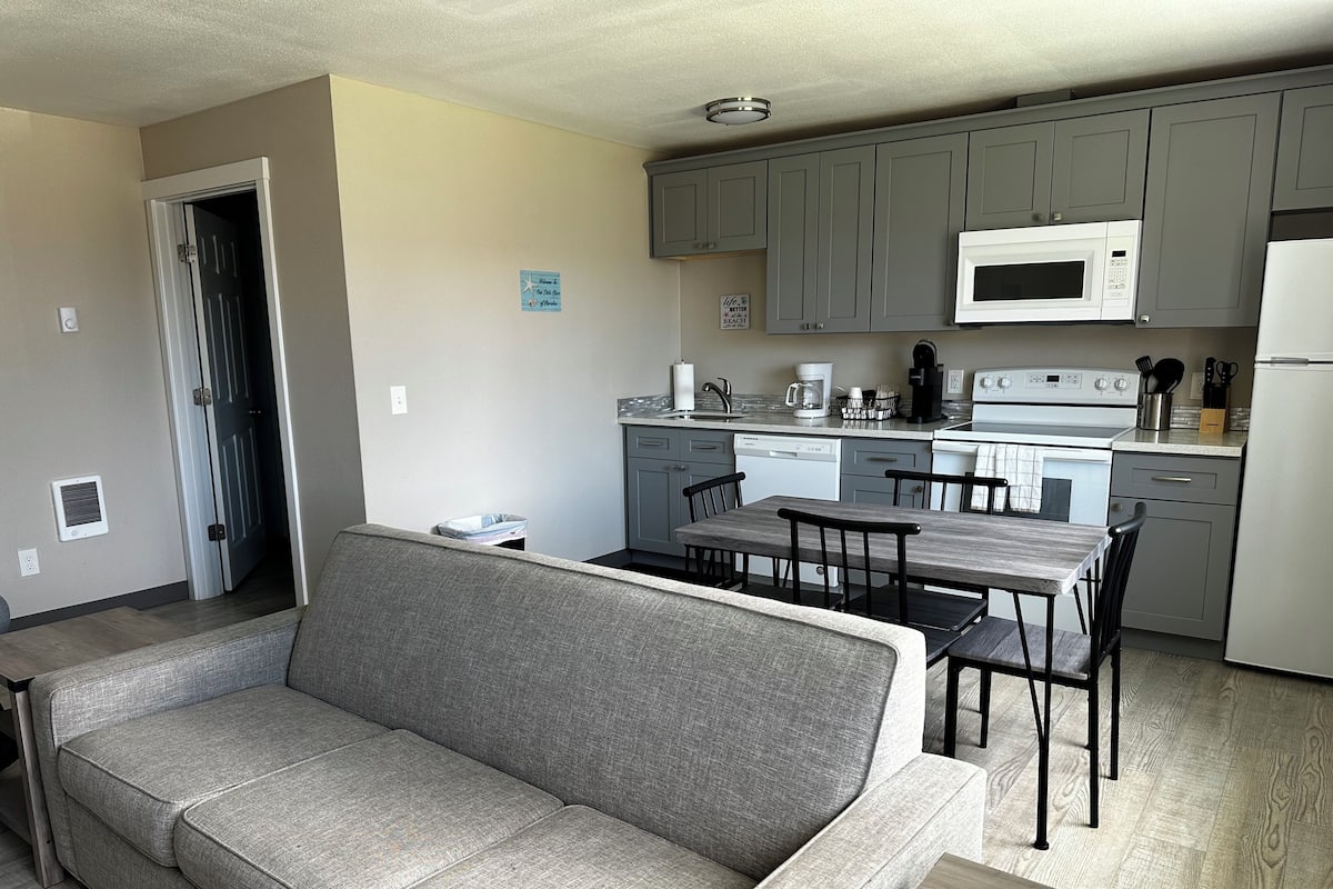 Suite, varias camas | Área de sala de estar