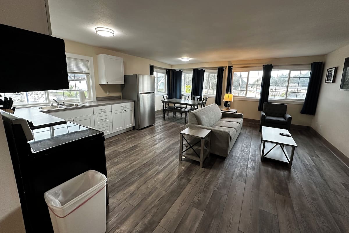 Executive Suite, 1 Queen Bed with Sofa bed | Living area