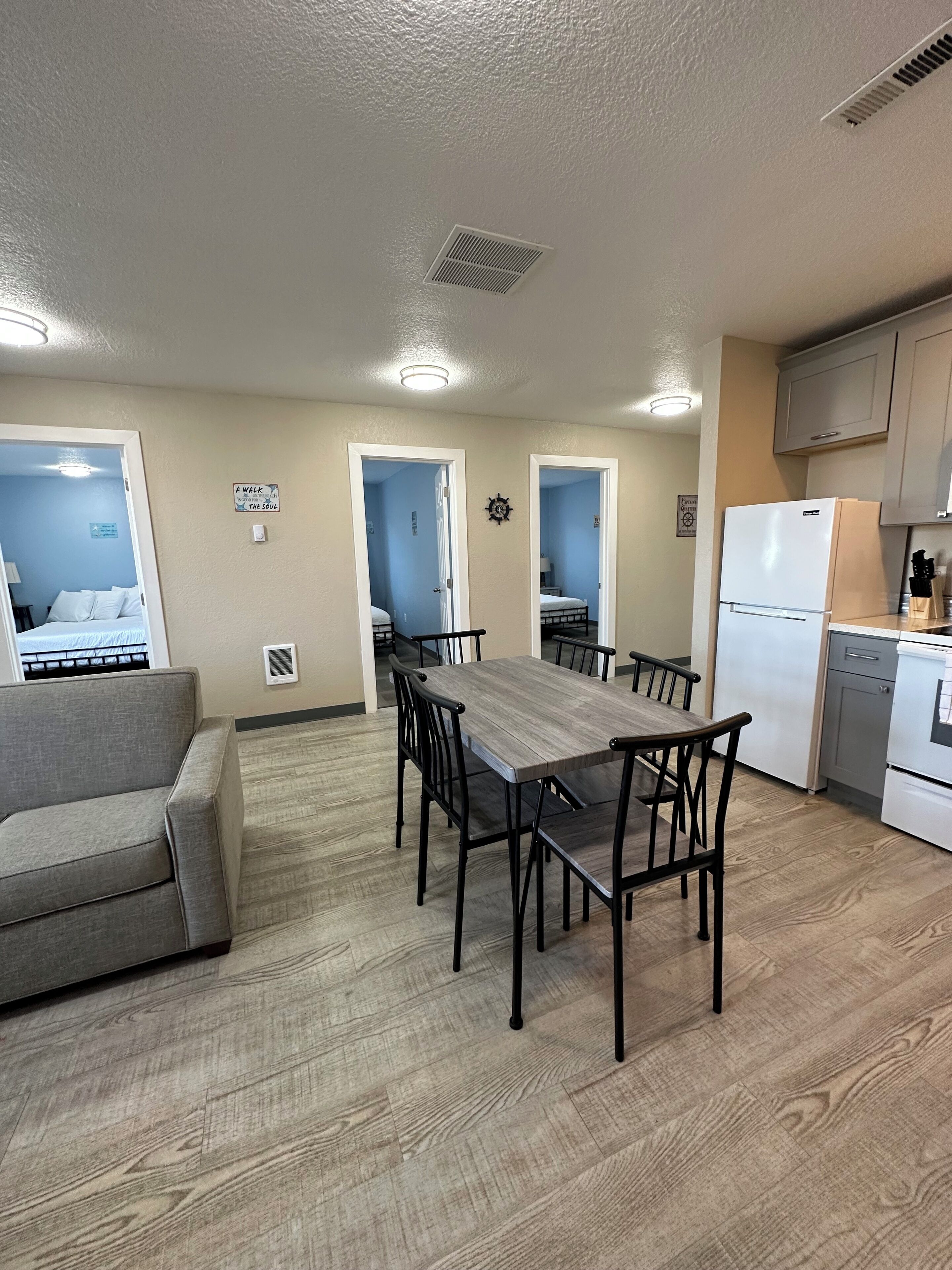 Suite, 3 Bedrooms, Non Smoking, Kitchen | Living area