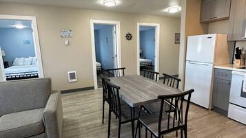 Suite, 3 Bedrooms, Non Smoking, Kitchen | Living area