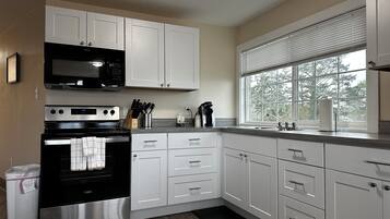 Suite Exécutive, 1 grand lit et 1 canapé-lit | Cuisine privée | Réfrigérateur, micro-ondes, cafetiÚre/bouilloire, grille-pain