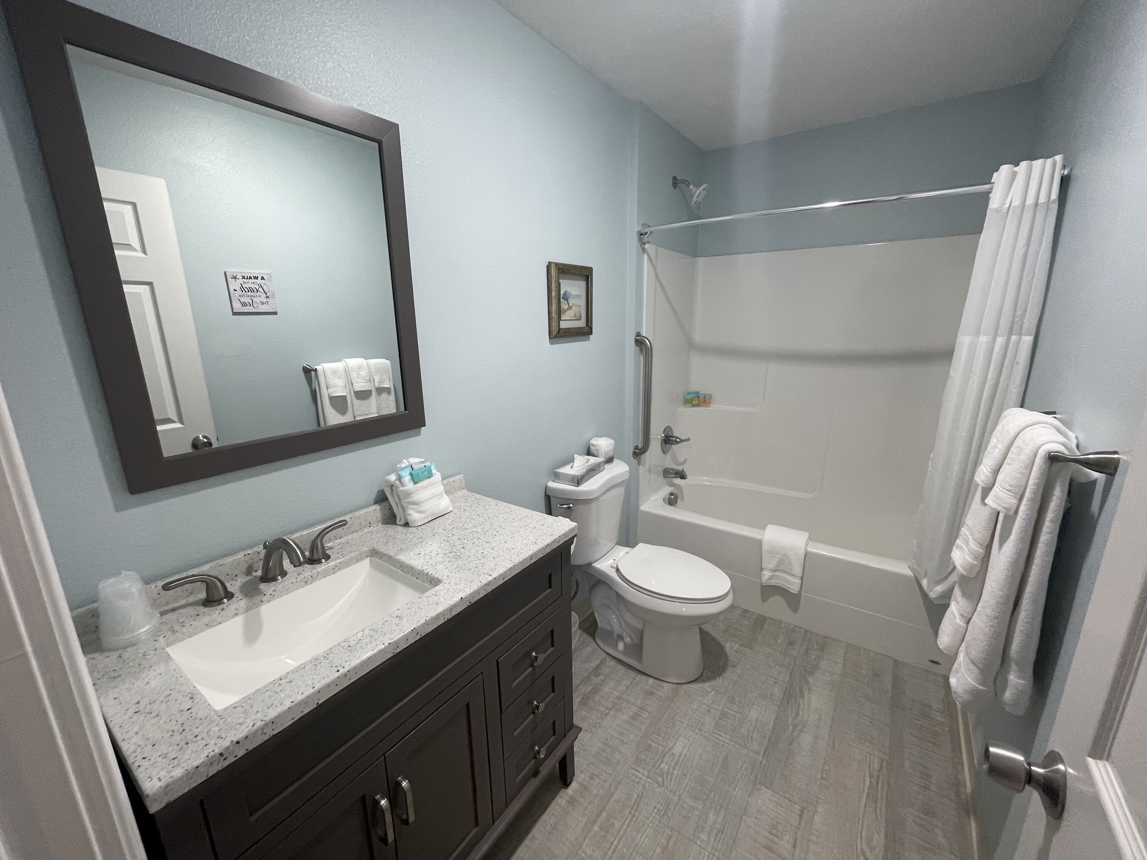 Un bagno con lavandino, WC e doccia.