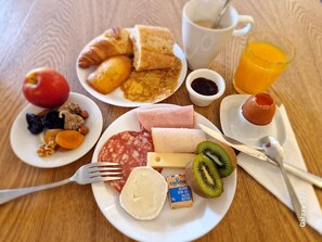 Daily continental breakfast (EUR 11 per person)