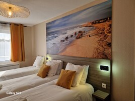 Quarto triplo, para não fumantes, sacada | Roupas de cama premium, escrivaninha, ferros/tábuas de passar roupa