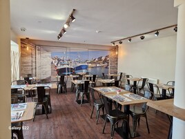 Café da manhã com buffet todos os dias mediante uma taxa