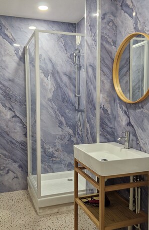 Habitación doble, Aire acondicionado, vistas al jardín | Baño | Artículos de higiene personal gratuitos, secador de pelo y toallas