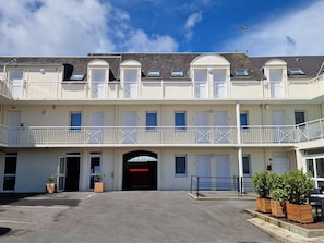 Front of property - Hotel Eisenhower (Port-en-Bessin-Huppain)