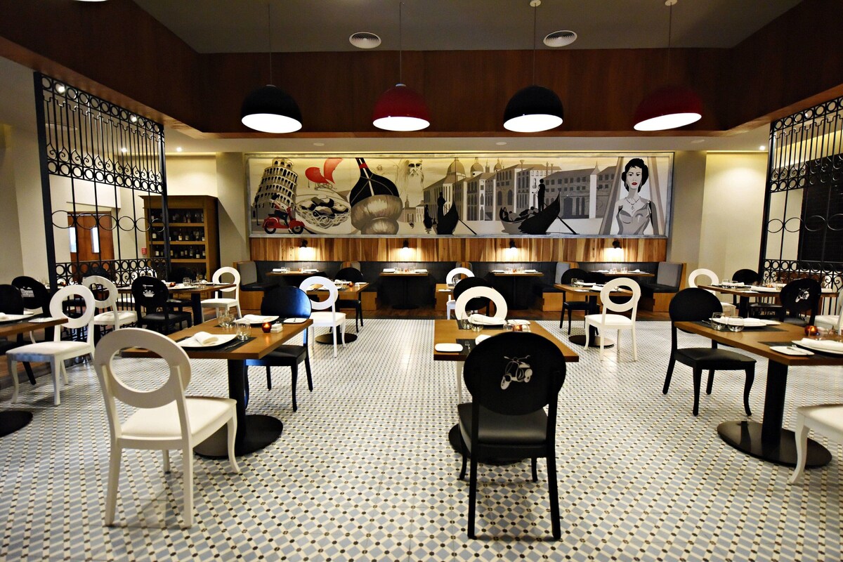 7 restaurants, breakfast, lunch, dinner served; international cuisine