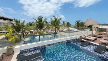 4 outdoor pools, pool loungers