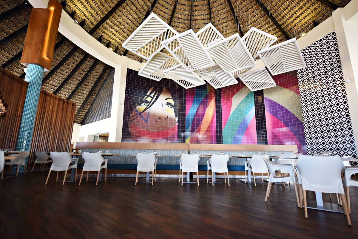 7 restaurants, breakfast, lunch, dinner served; international cuisine