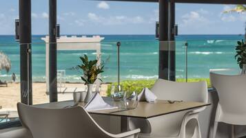 7 restaurants; ze serveren er ontbijt, lunch en diner