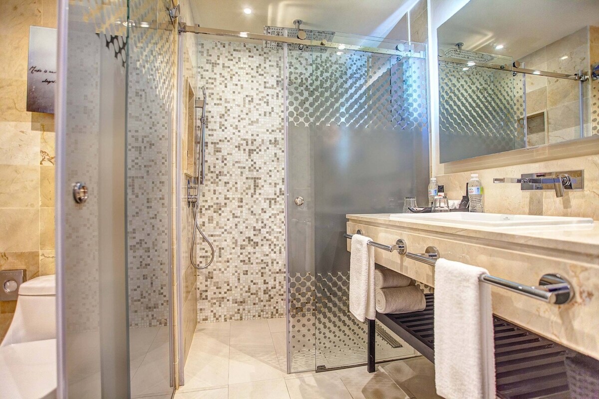 Shower, rainfall showerhead, free toiletries, hair dryer