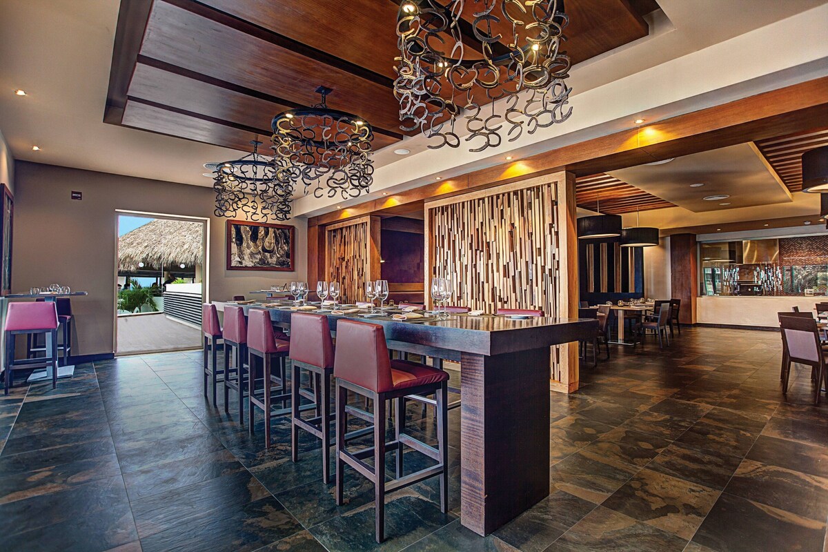 7 restaurants, breakfast, lunch, dinner served; international cuisine