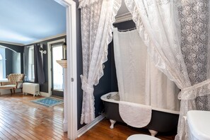 Classic Triple Room, Balcony | Bathroom | Combined shower/tub, hair dryer, towels - Chestnut Inn Bed and Breakfast (Niagara Falls)