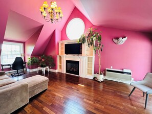 Premium Double Room | Individually decorated, individually furnished, free WiFi, bed sheets - Chestnut Inn Bed and Breakfast (Niagara Falls)