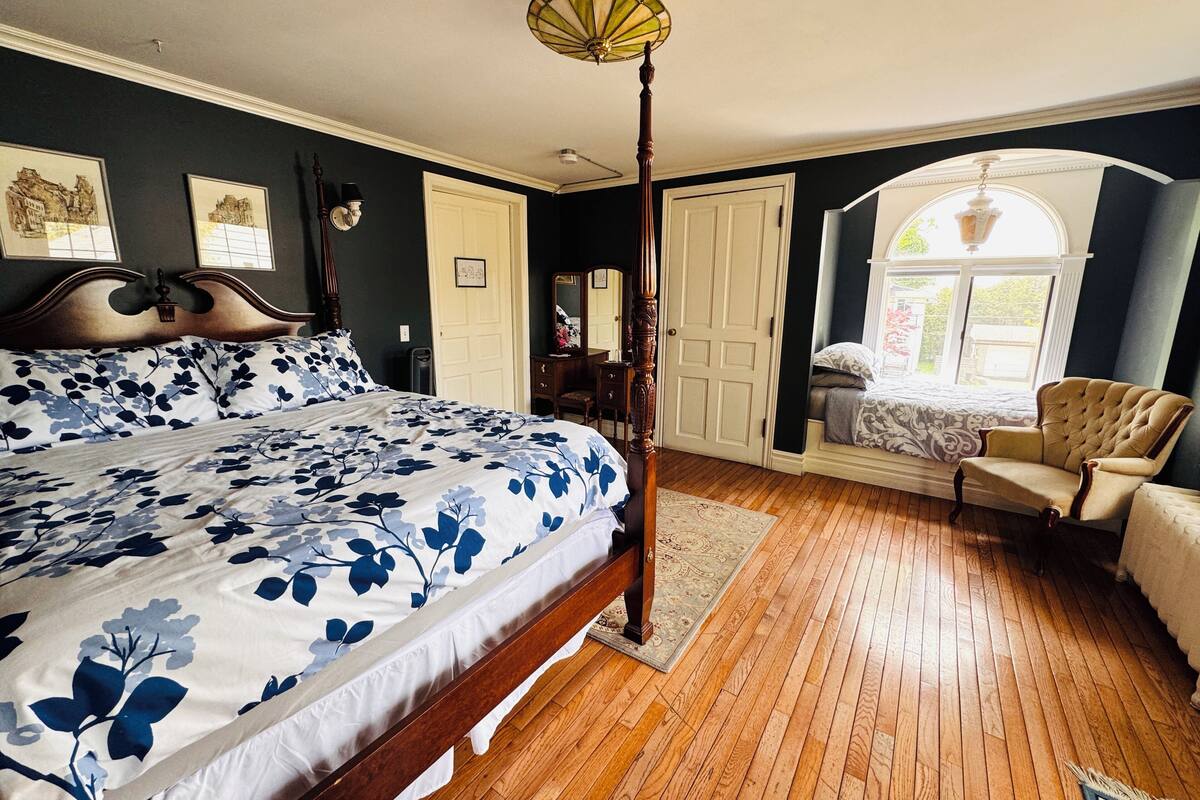 Klassieke driepersoonskamer, balkon | Individueel gedecoreerd, individueel gemeubileerd, gratis wifi