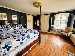 Classic Triple Room, Balcony | Individually decorated, individually furnished, free WiFi, bed sheets - Chestnut Inn Bed and Breakfast (Niagara Falls)