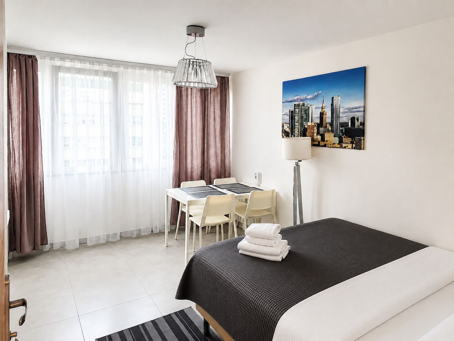 Individuell dekoriert, individuell eingerichtet, schallisolierte Zimmer