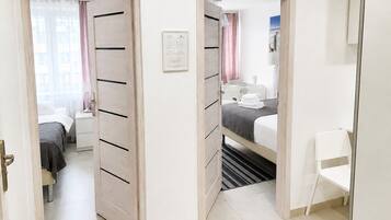 Apartamento, 1 quarto, sacada (Top floor) | Sala de estar | TV de tela plana 40 polegadas com canais a cabo, TV