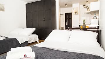 Chambre Supérieure | Coin cuisine privé | Grand réfrigérateur, micro-ondes, plaque de cuisson